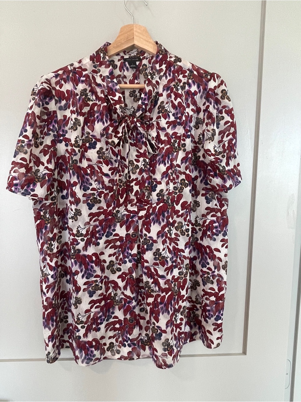 Blouse Women's Size L Burgundy Purple Floral Print Tie Neck Short Sleeve